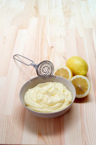 Maken van verse mayonaise saus — Stockfoto