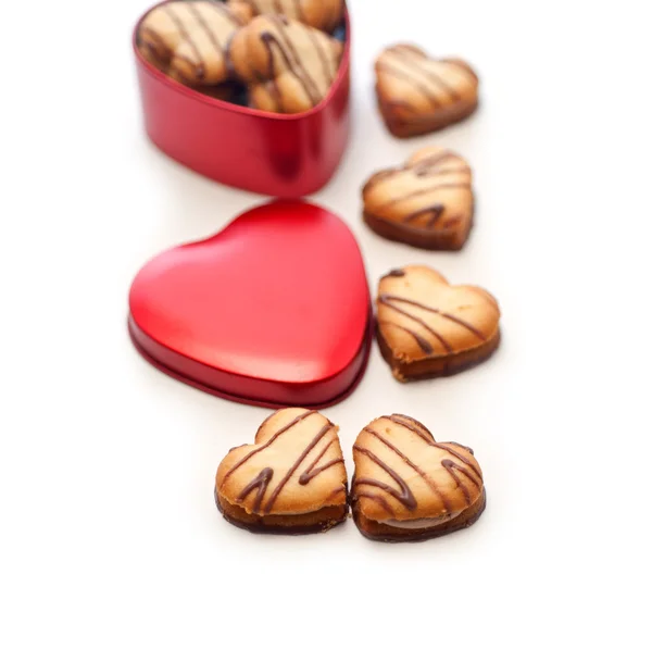 Kalp şeklinde kırmızı kalp metal kutu kremalı kurabiye — Stok fotoğraf