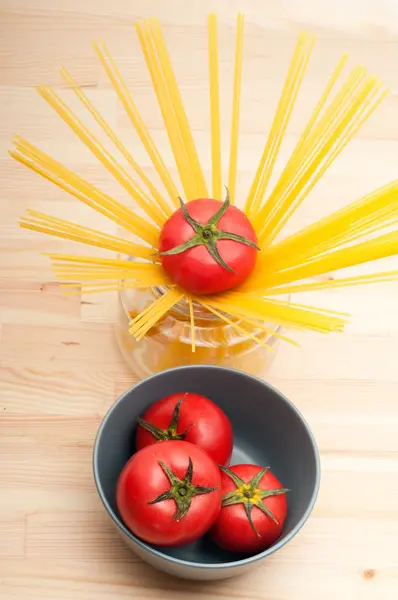 Färsk tomat och spaghetti pasta — Stockfoto