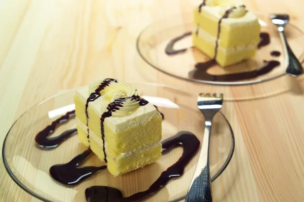 Свіжий вершковий торт крупним планом з шоколадним соусом — стокове фото