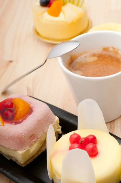 エスプレッソのコーヒー、フルーツのケーキ — ストック写真