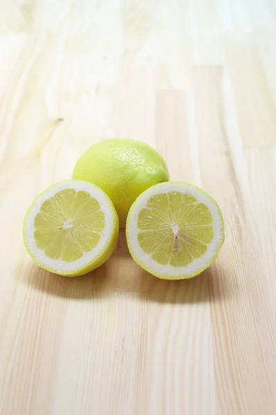 Fresh lemon over pinewood table — Stock Photo, Image
