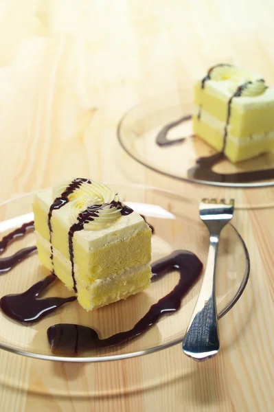 Pastel de crema fresca primer plano con salsa de chocolate —  Fotos de Stock
