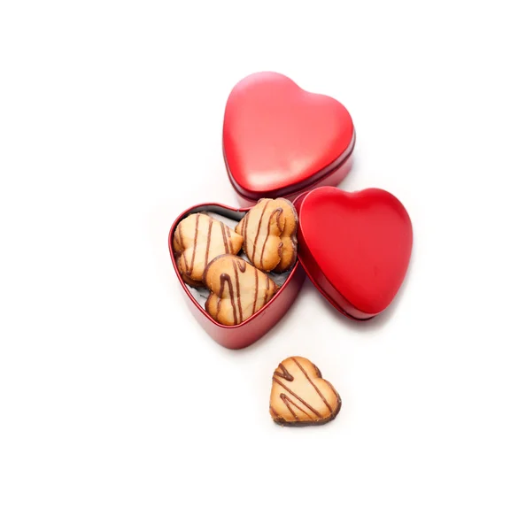 Hartvormige crème cookies op rood hart metalen doos — Stockfoto