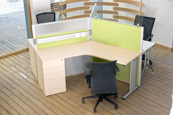 Conjunto de escritorios de oficina y sillas negras — Foto de Stock