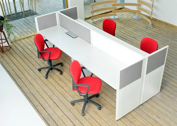 Έπιπλα γραφείου και κόκκινες καρέκλες θαλαμίσκο που — Φωτογραφία Αρχείου