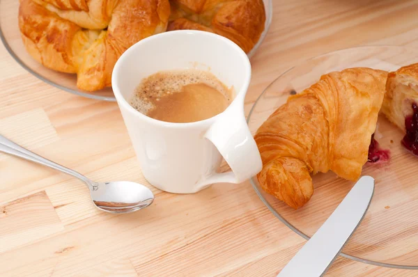 新鲜的牛角包法国奶油蛋卷和咖啡 — 图库照片