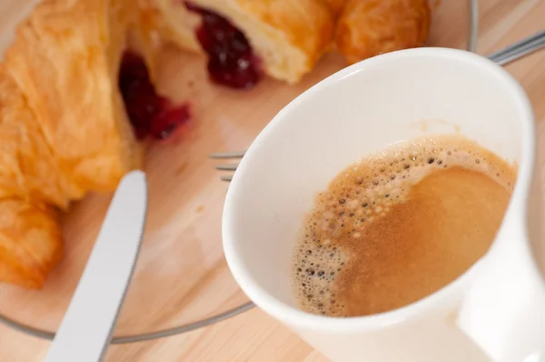 Frische Croissant French Brioche und Kaffee — Stockfoto