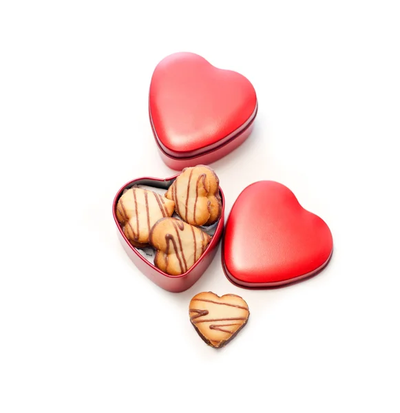 Galletas de crema en forma de corazón en caja de metal corazón rojo —  Fotos de Stock