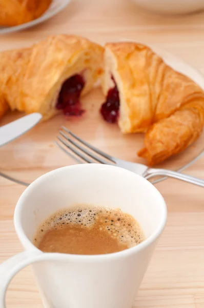 Taze kruvasan Fransız tatlı çörek ve kahve — Stok fotoğraf