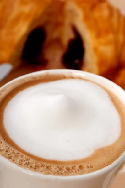 Frische Croissant French Brioche und Kaffee — Stockfoto