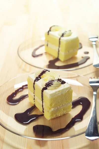 Pastel de crema fresca primer plano con salsa de chocolate — Foto de Stock