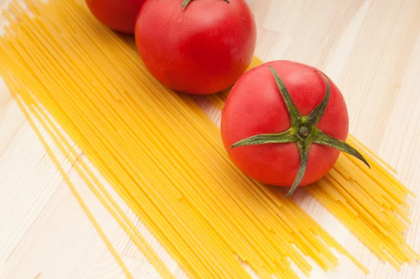 Taze domates ve spagetti makarna — Stok fotoğraf