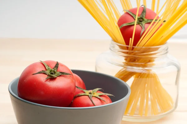 Свежие помидоры и спагетти — стоковое фото
