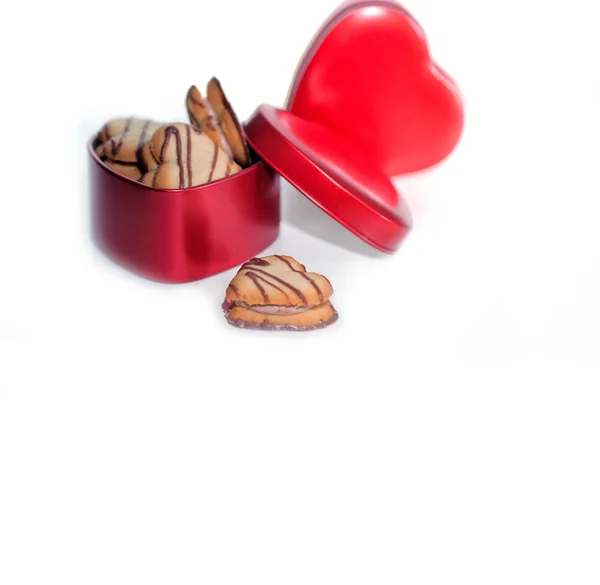 ハート型の赤いハート金属箱にクリーム クッキー — ストック写真