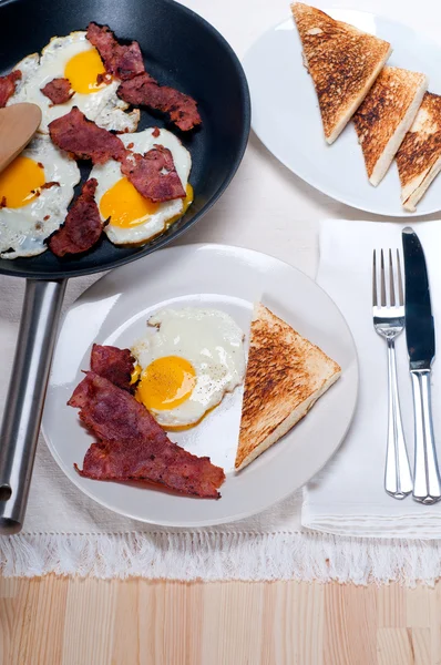 Eggs bacon and toast bread — Stock Photo, Image