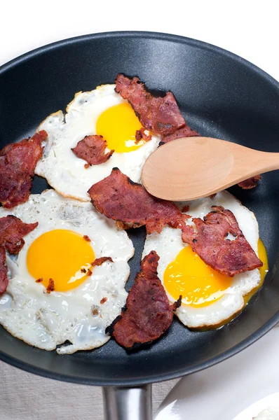 Eggs bacon and toast bread — Stock Photo, Image