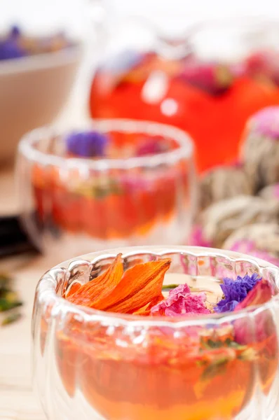 Травяной натуральный цветочный чай с сухими цветами — стоковое фото