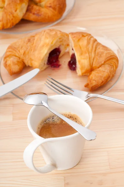 Croissant fresco brioche francês e café — Fotografia de Stock