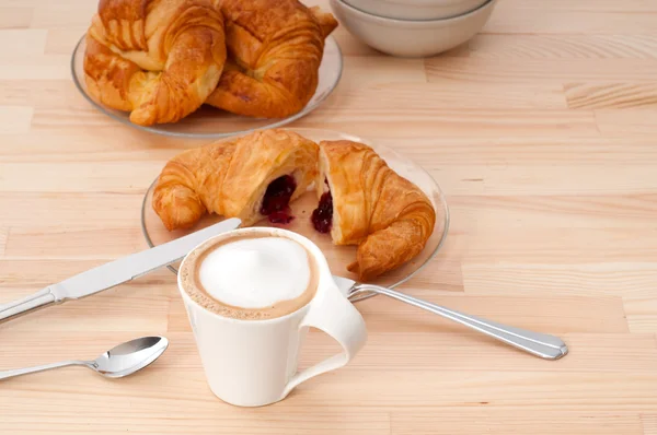 新鲜的牛角包法国奶油蛋卷和咖啡 — 图库照片