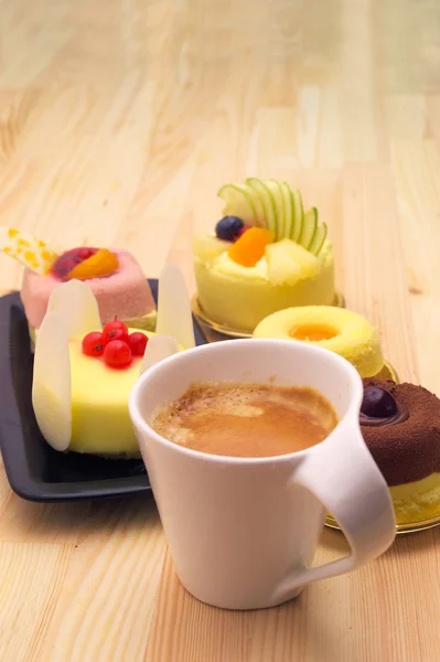 エスプレッソのコーヒー、フルーツのケーキ — ストック写真