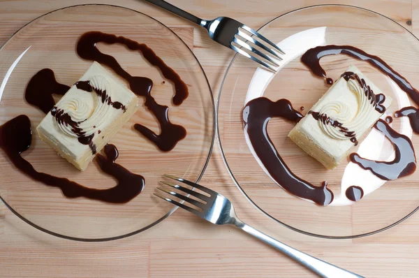 Verse crème taart close-up met chocolade saus — Stockfoto