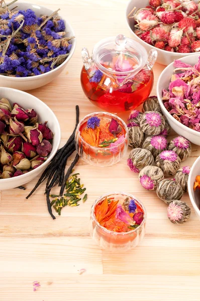 Τσάι από βότανα φυσικό floral έγχυσης με ξηρά λουλούδια — Φωτογραφία Αρχείου
