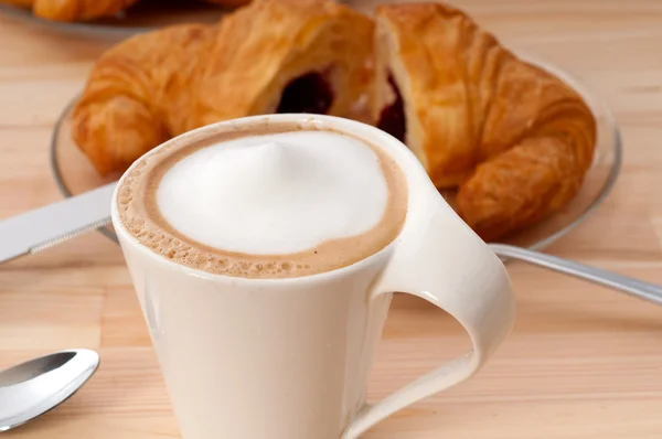 Färsk croissant fransk brioche och kaffe — Stockfoto