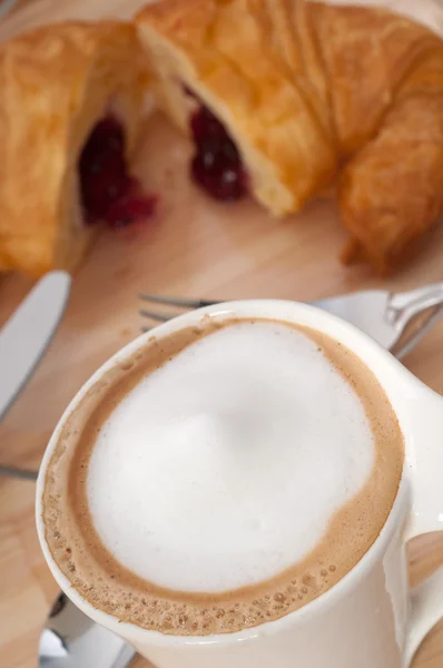 Čerstvý croissant francouzské briošky a káva — Stock fotografie