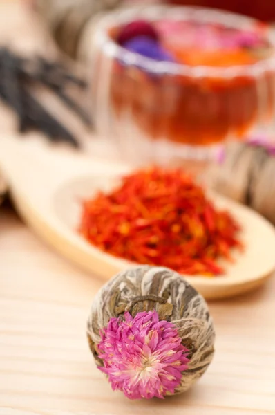 Infusão de chá floral natural de ervas com flores secas — Fotografia de Stock