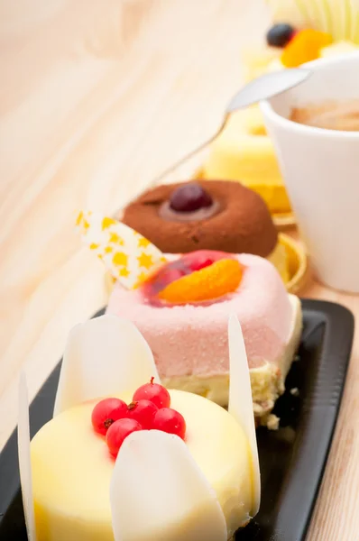 Εσπρέσο καφέ και φρούτα κέικ — 图库照片