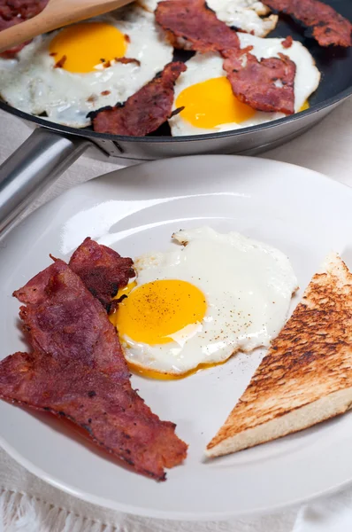 Ovos bacon e pão torrado — Fotografia de Stock