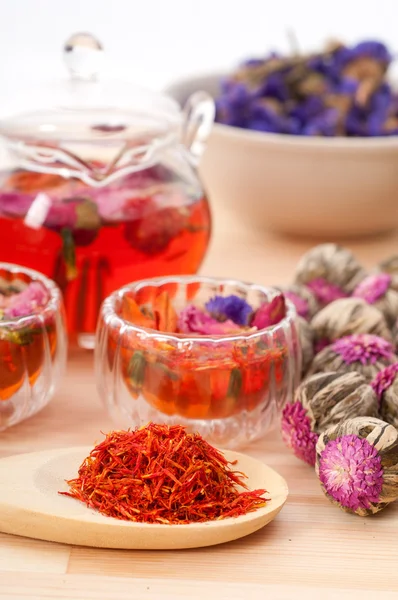 Τσάι από βότανα φυσικό floral έγχυσης με ξηρά λουλούδια — Φωτογραφία Αρχείου
