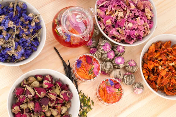 Pflanzlicher natürlicher floraler Tee mit trockenen Blumen — Stockfoto