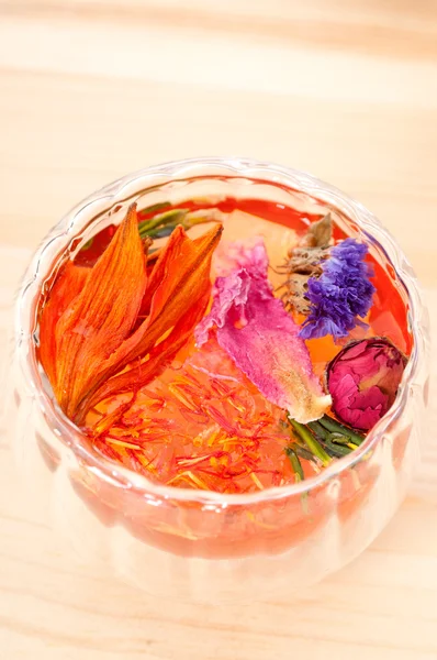 Infuso di tisane floreali naturali con fiori secchi — Foto Stock