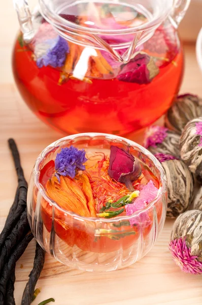 Infusión de té floral natural de hierbas con flores secas — Foto de Stock