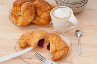 taze kruvasan Fransız tatlı çörek ve kahve