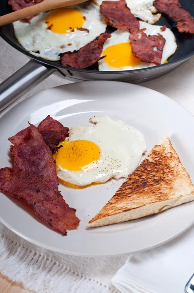 Ovos bacon e pão torrado — Fotografia de Stock