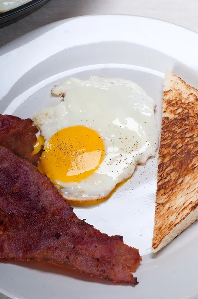 Pastırmalı yumurta ve kızarmış ekmek. — Stok fotoğraf