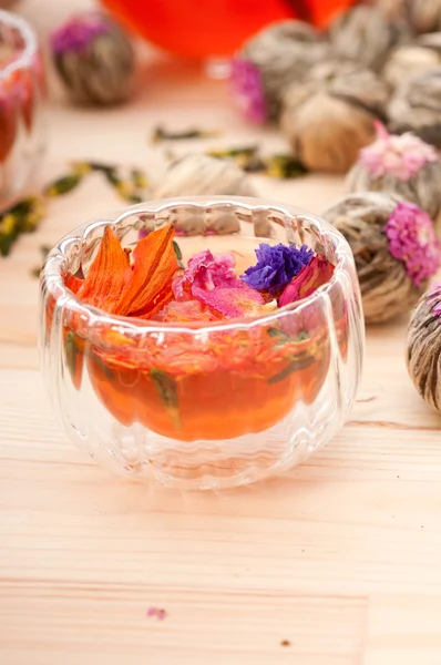 Трав'яний натуральний квітковий чайний настій з сухими квітами — стокове фото