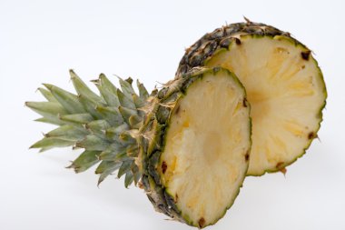 Beyaz arka planda taze bir ananas.