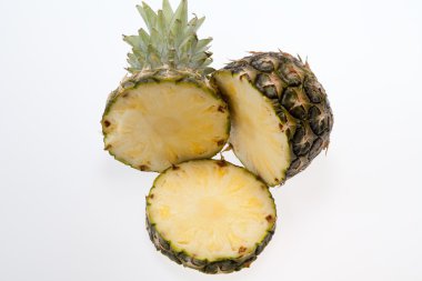 Beyaz arka planda taze bir ananas.