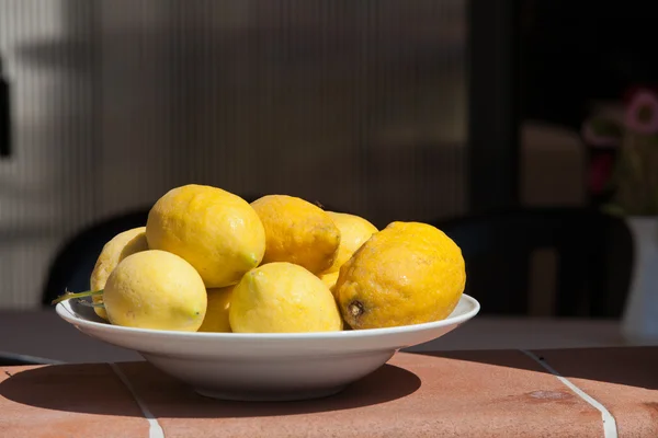 stock image A plate of ripe lemons