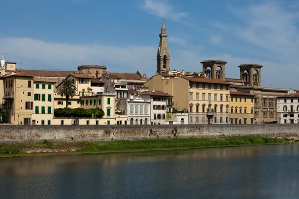Florenz - Gebäude entlang des Flusses Arno — Stockfoto