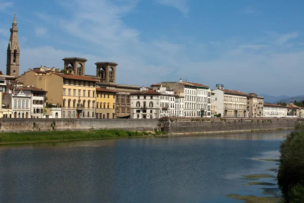 Florenz - Gebäude entlang des Flusses Arno — Stockfoto