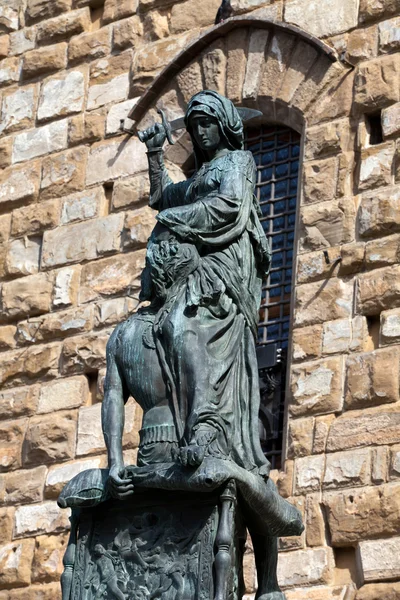 피렌체-주 디스와 holofernes 동상. — 스톡 사진