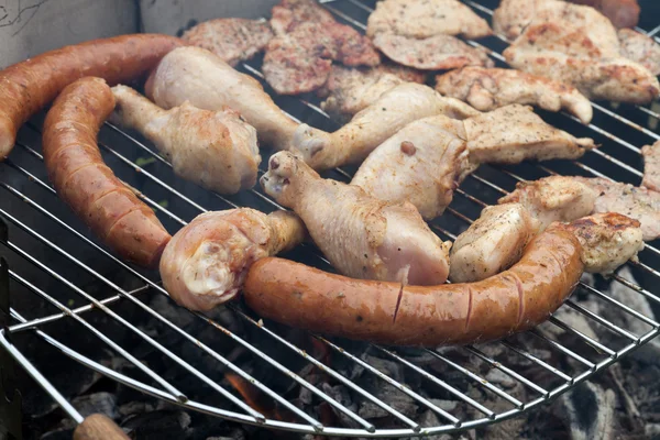 Barbacoa con deliciosa carne a la parrilla —  Fotos de Stock