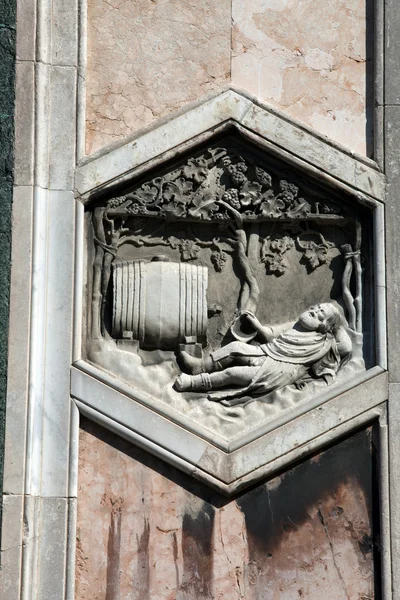 Firenze - Il Rilievo esagonale sul Campanile dei Giotti . — Foto Stock
