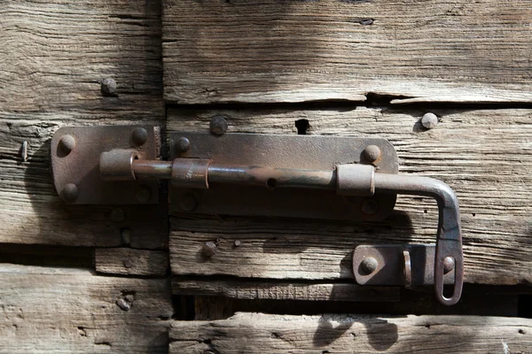 자물쇠와 닫힌된 woodenl 문 — 스톡 사진