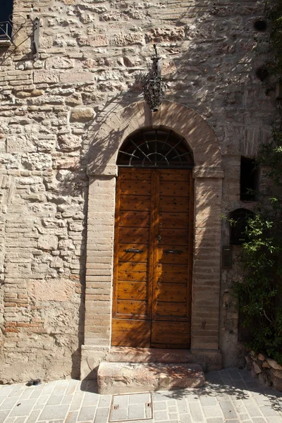Деревянные жилые двери — стоковое фото